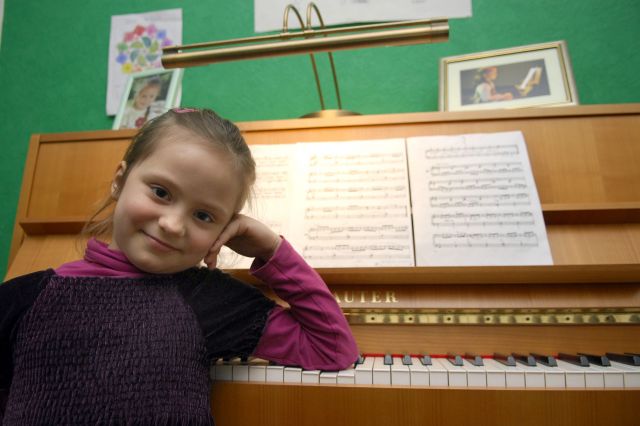 KLAVIERKONZERT im WDR: 7-JÄHRIGES WUNDERKIND von Moers NRW spielt ein KLASSISCH - Musiker - Moers