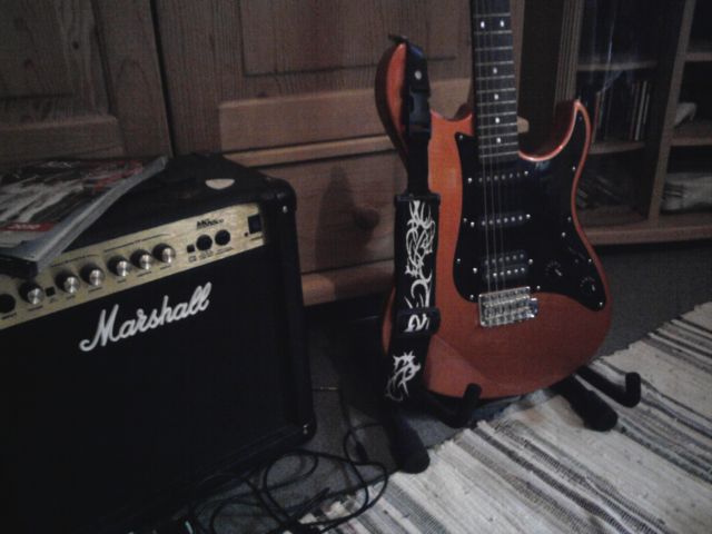 Yamaha Pacifica 112 + Verstärker Marshall MG-15 - Saiteninstrumente Elektr - Schmallenberg