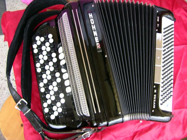 Hohner Riviera III, C-Knopfgriff Akkordeon, 5 Reihen gestuft, Bj. 1984, schwarz; - Tasteninstrumente Akustisch - Karlsruhe