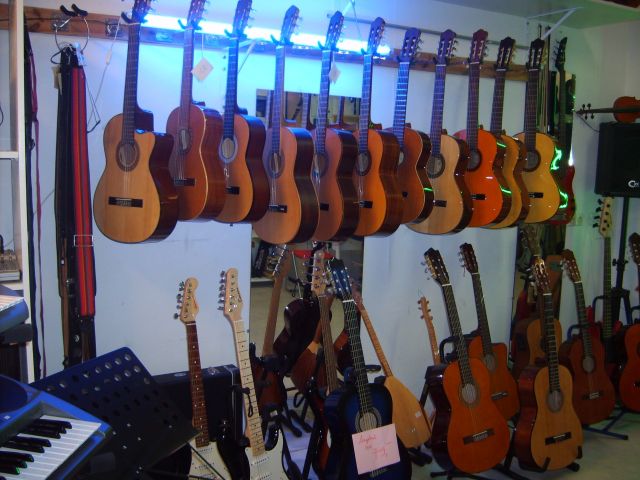 Music-Shop Gesundbrunnen - Saiteninstrumente Akustisch - Berlin