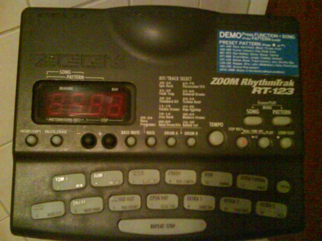 ZOOM RhythmTrak RT-123 - Saiteninstrumente Elektr - Peine