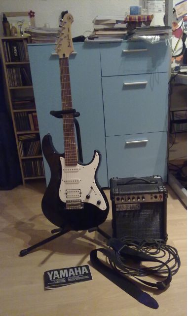 !!! Verkaufe Yamaha Pacifica 112, black + Zubehör !!! - Saiteninstrumente Elektr - Helmstedt
