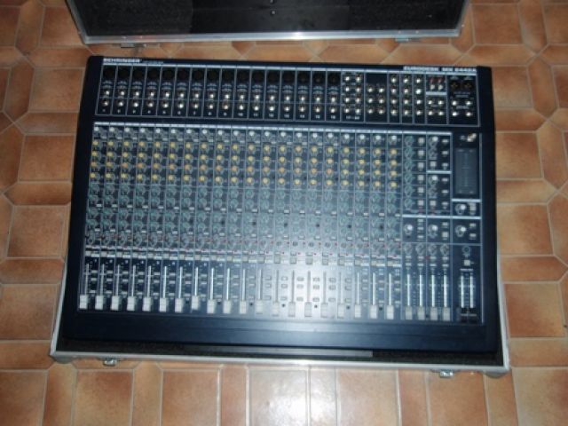 Behringer Eurodesk MX2442a Mischpult & Case. - Soundanlagen Pa - Niddatal
