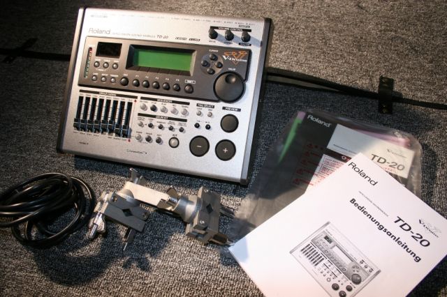 Verkaufe ROLAND V-DRUM BUNDLE - Drums Percussion - Oberbibrach