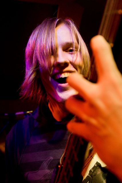Musikstudent gibt e-Gitarren / e-Bass-Unterricht in Köln - Musikunterricht - Köln / Niehl