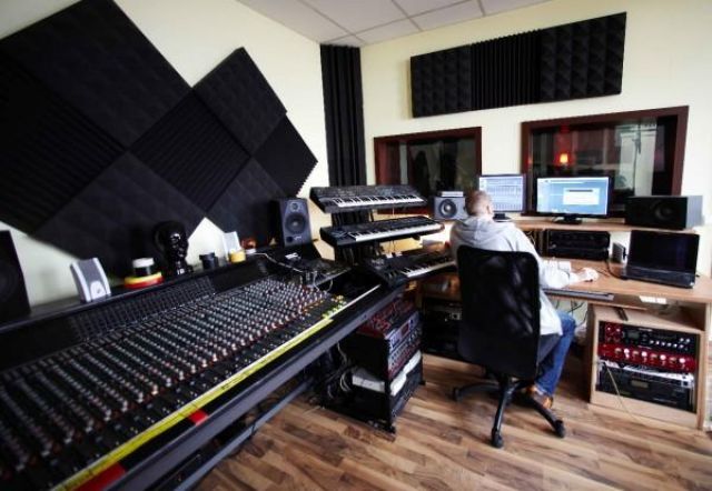 Redlounge-music im Herzen Altonas bietet günstige Studioaufnahmen für Eure Ban - Tonstudio - Stresemannstraße 375