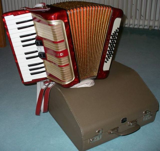 Akkordeon Hohner Student 40 - sofort spielbereit 26/40/II/2 - Tasteninstrumente Akustisch - Kiel