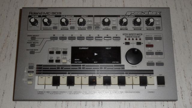 Verkaufe Roland MC-303 Groovebox - Tasteninstrumente Elektr - Grenzach